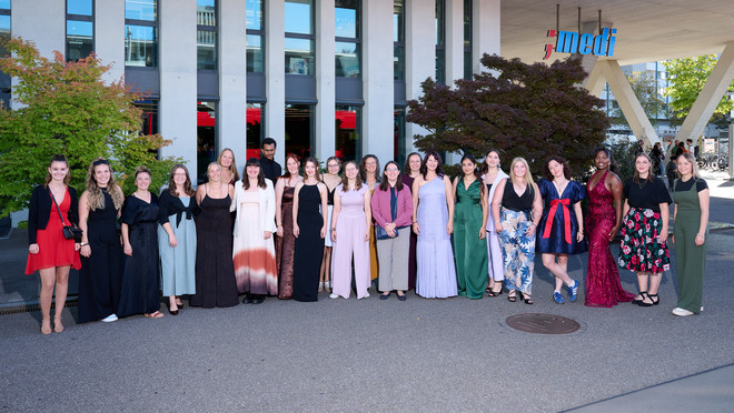 Gruppe festlich gekleideter Personen stellt sich vor dem medi-Gebäude für ein gemeinsames Foto auf.