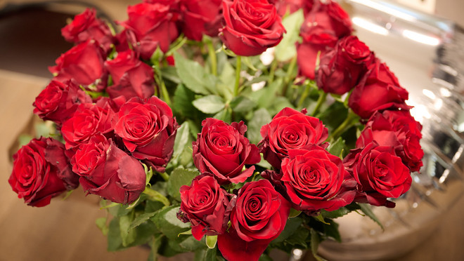 Strauss aus roten Rosen als festliche Dekoration.