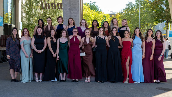 Gruppenbild der festlich gekleideten Diplomandinnen vor dem medi-Gebäude.
